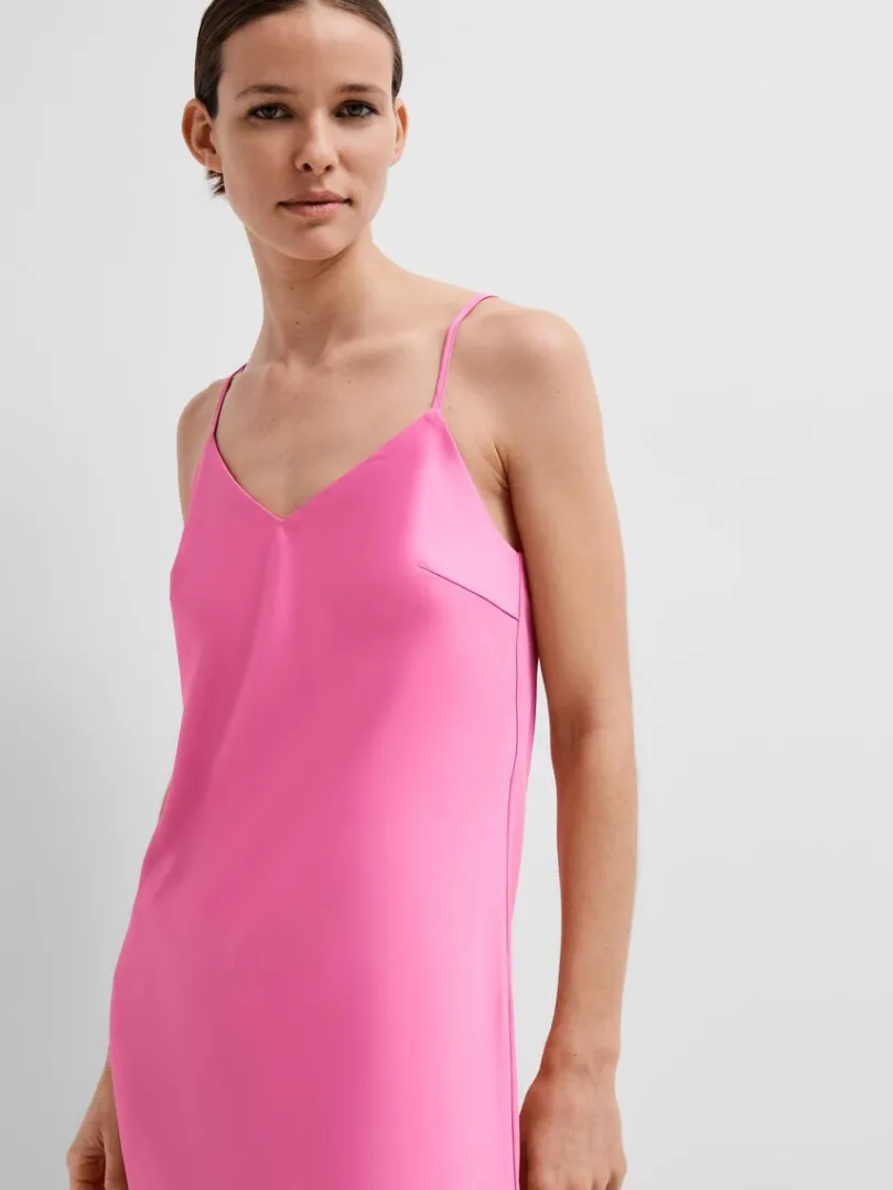 rmels_satin_maxikjole_2.webp Kjoler>SELECTED ÆRMELØS SATIN MAXIKJOLE Pink