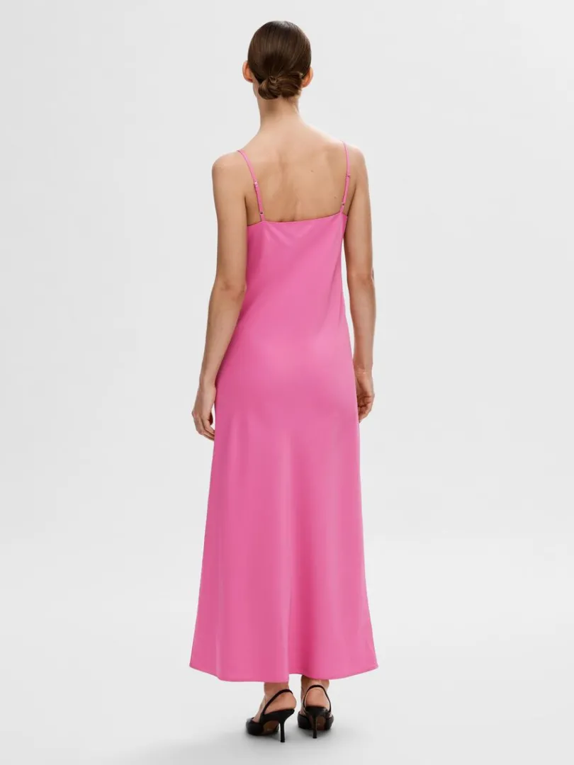 rmels_satin_maxikjole_4.webp Kjoler>SELECTED ÆRMELØS SATIN MAXIKJOLE Pink