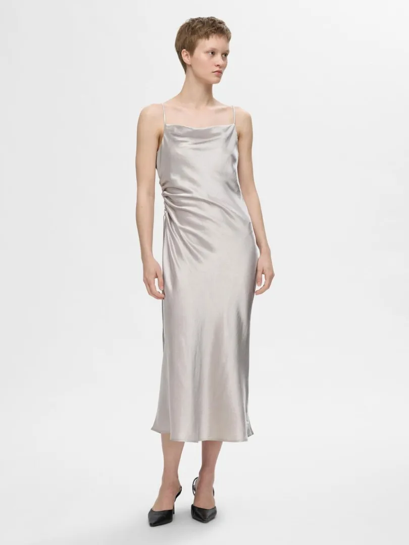 rmels_satin_midikjole_0.webp Kjoler>SELECTED ÆRMELØS SATIN MIDIKJOLE Silver