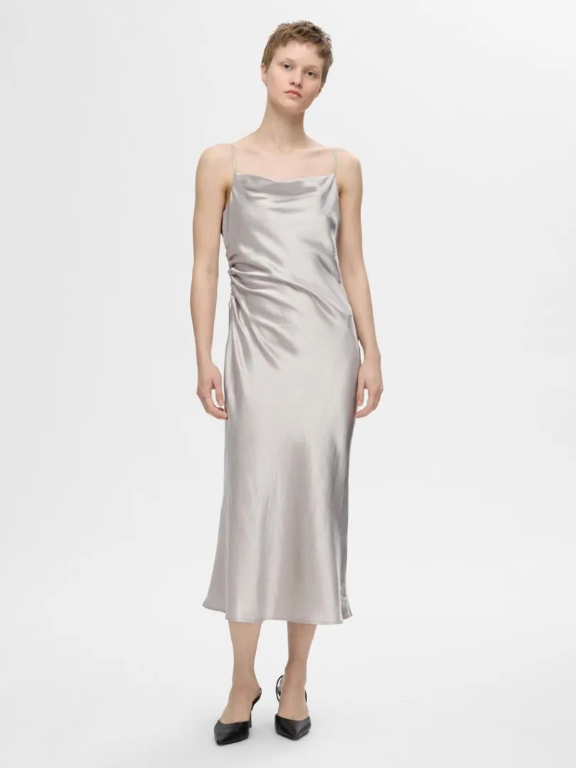rmels_satin_midikjole_1.webp Kjoler>SELECTED ÆRMELØS SATIN MIDIKJOLE Silver