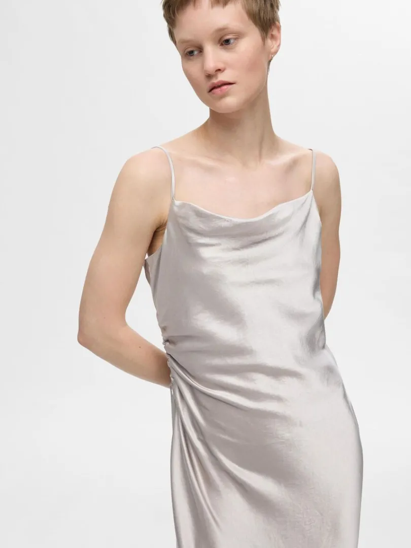 rmels_satin_midikjole_2.webp Kjoler>SELECTED ÆRMELØS SATIN MIDIKJOLE Silver