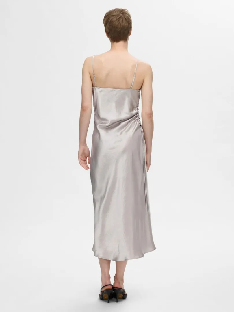 rmels_satin_midikjole_4.webp Kjoler>SELECTED ÆRMELØS SATIN MIDIKJOLE Silver
