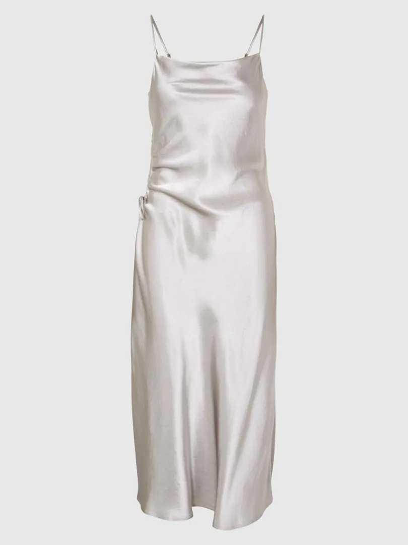 rmels_satin_midikjole_5.webp Kjoler>SELECTED ÆRMELØS SATIN MIDIKJOLE Silver