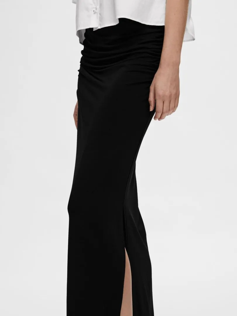 rynket_maxinederdel_4.webp Nederdele>SELECTED RYNKET MAXINEDERDEL Black