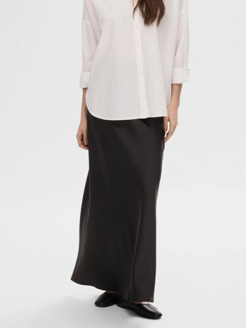 satin_maxinederdel_1-2.webp Nederdele>SELECTED SATIN MAXINEDERDEL Black