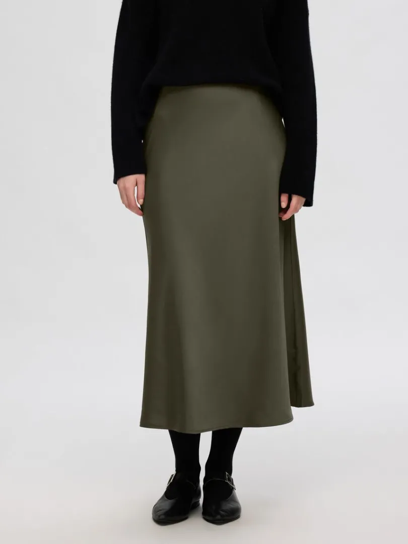 satin_midinederdel_1-5.webp Nederdele>SELECTED SATIN MIDINEDERDEL Green