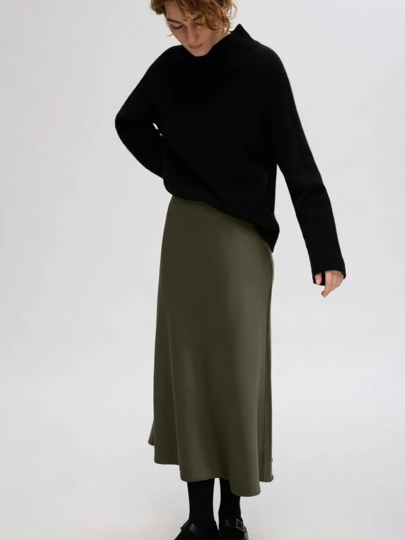 satin_midinederdel_3-5.webp Nederdele>SELECTED SATIN MIDINEDERDEL Green