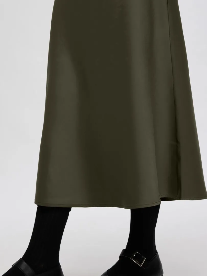 satin_midinederdel_4-5.webp Nederdele>SELECTED SATIN MIDINEDERDEL Green
