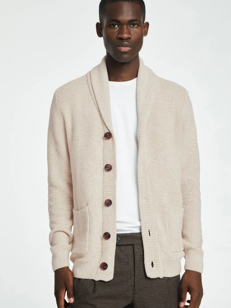 shawlneck_strikket_cardig_2.webp Strik>SELECTED SHAWL-NECK STRIKKET CARDIGAN Beige