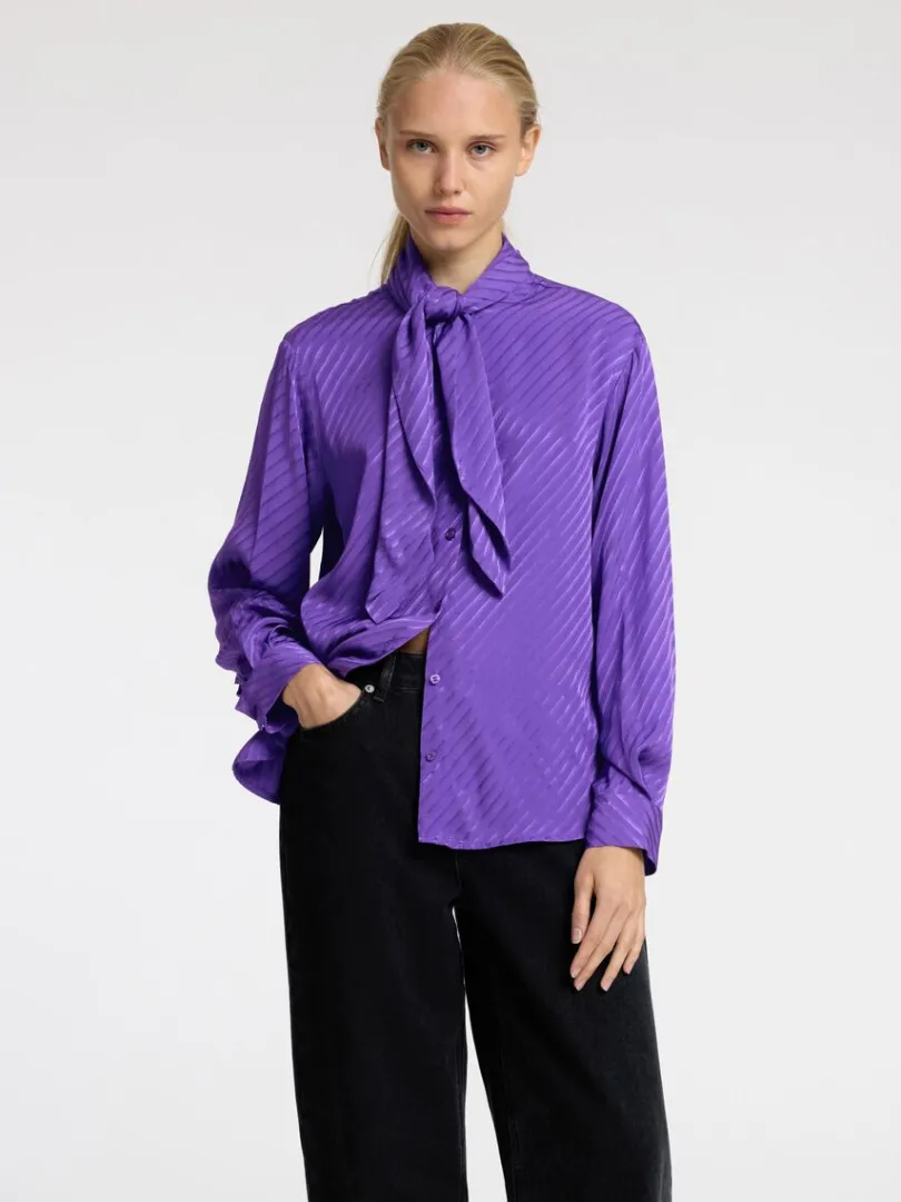 sljfedetalje_satinskjorte_0.webp Skjorter>SELECTED SLØJFEDETALJE SATINSKJORTE Purple