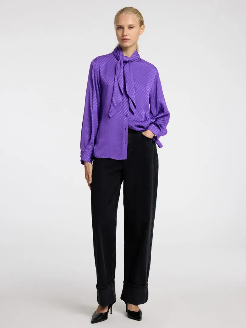 sljfedetalje_satinskjorte_1.webp Skjorter>SELECTED SLØJFEDETALJE SATINSKJORTE Purple