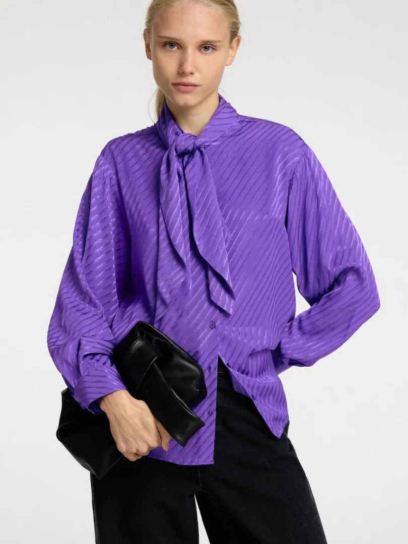 sljfedetalje_satinskjorte_2.webp Skjorter>SELECTED SLØJFEDETALJE SATINSKJORTE Purple