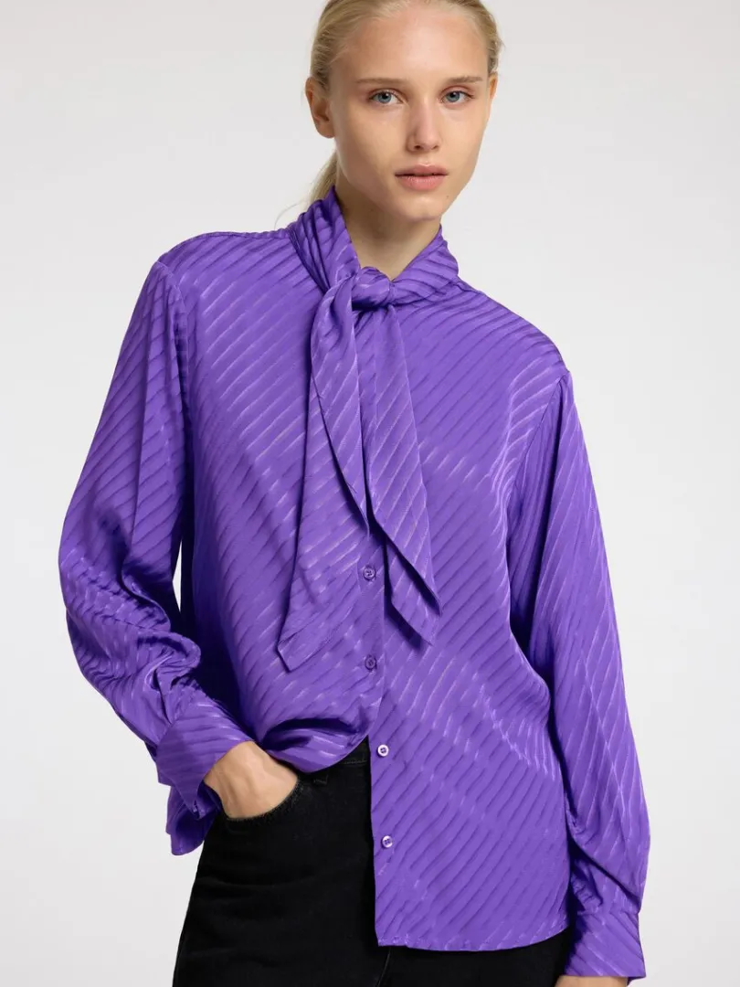 sljfedetalje_satinskjorte_3.webp Skjorter>SELECTED SLØJFEDETALJE SATINSKJORTE Purple