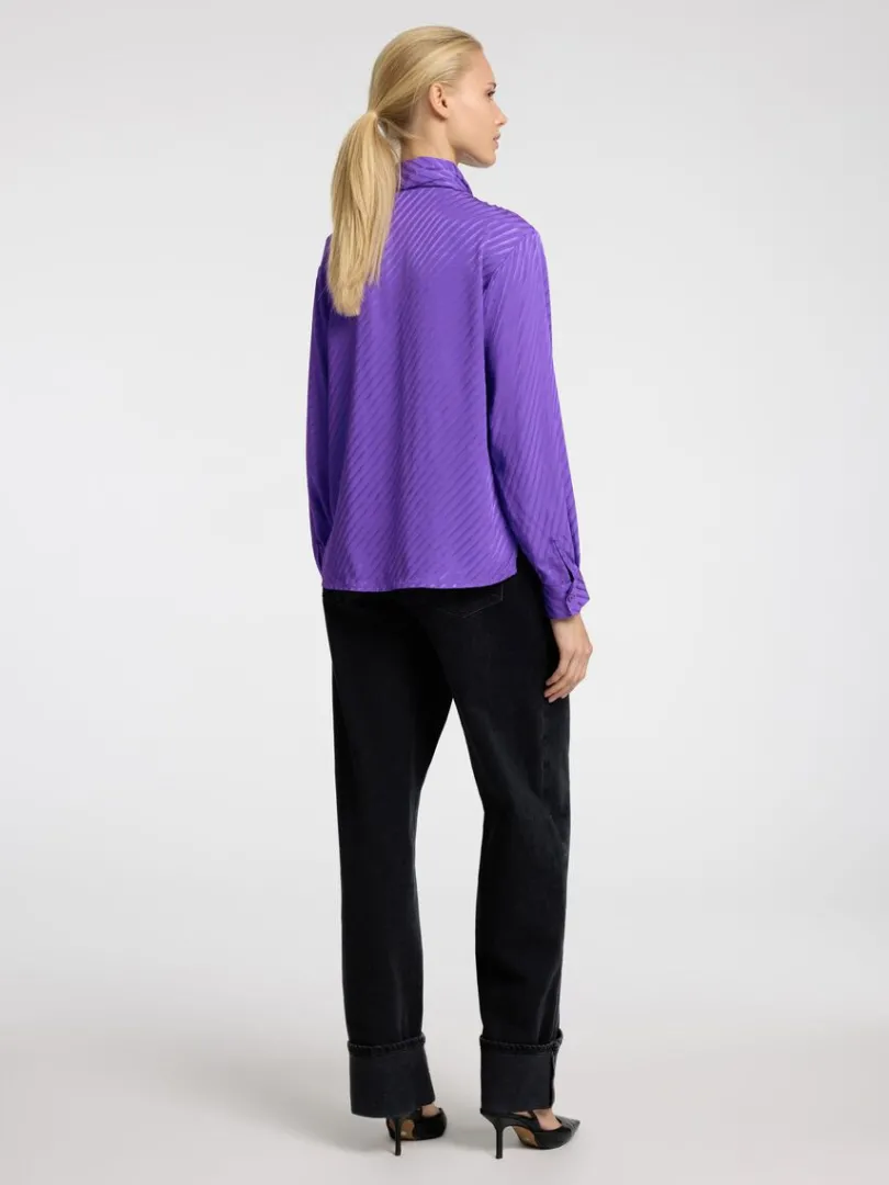 sljfedetalje_satinskjorte_4.webp Skjorter>SELECTED SLØJFEDETALJE SATINSKJORTE Purple