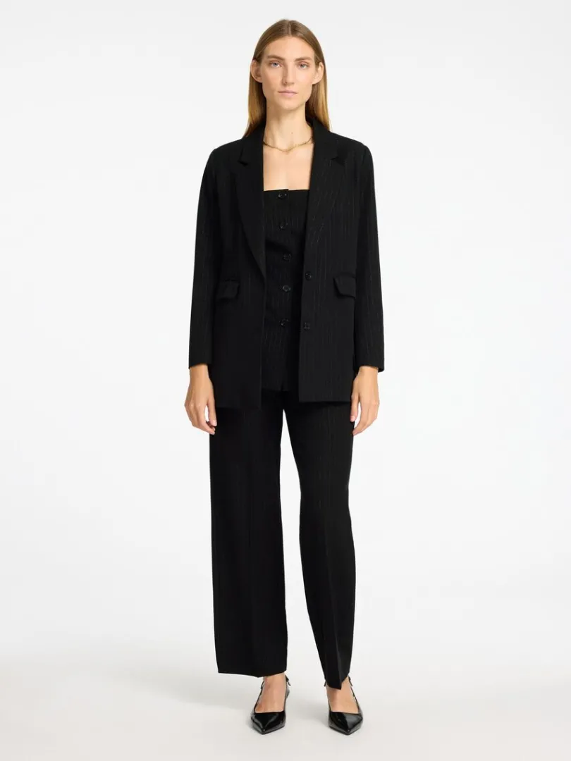 slvnlestribe_oversized_bl_1.webp Jakkesæt & Blazers>SELECTED SØLV-NÅLESTRIBE OVERSIZED BLAZER Black