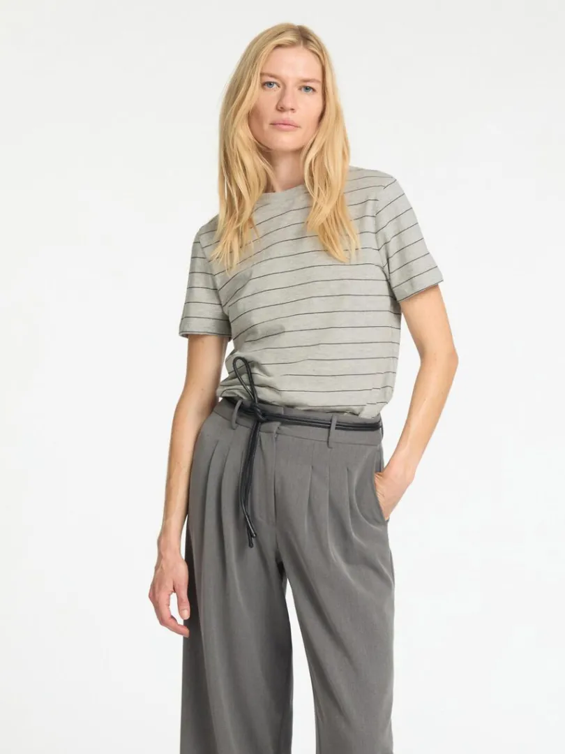 stribet_bomuld_tshirt_0-2.webp T-shirts>SELECTED STRIBET BOMULD T-SHIRT Grey