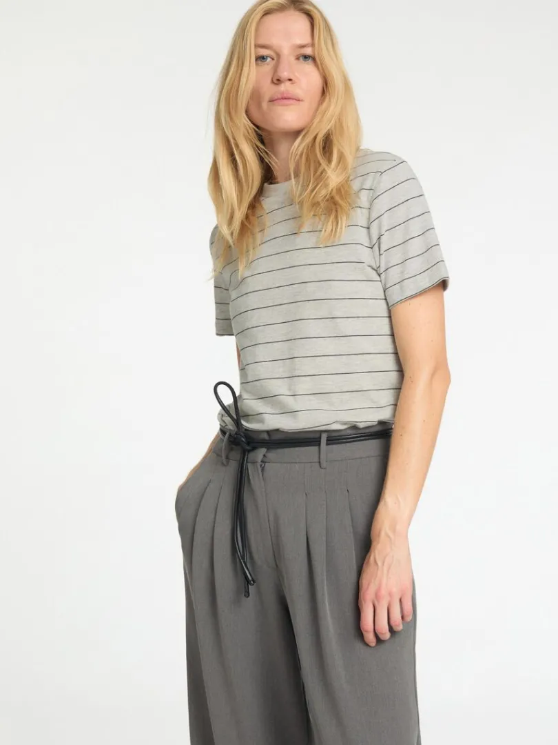 stribet_bomuld_tshirt_2-2.webp T-shirts>SELECTED STRIBET BOMULD T-SHIRT Grey