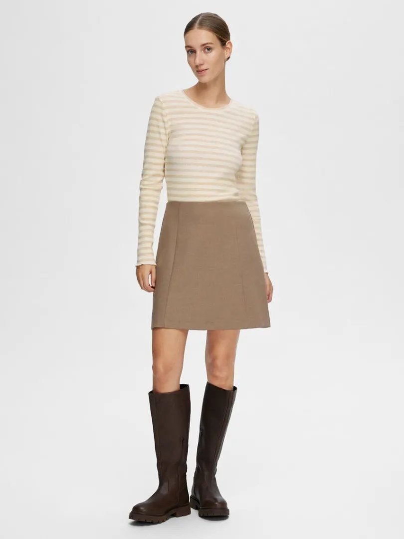 stribet_langrmet_tshirt_1-2.webp T-shirts>SELECTED STRIBET LANGÆRMET T-SHIRT Beige
