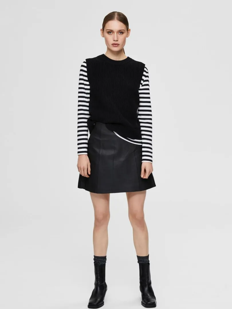 stribet_langrmet_tshirt_1-5.webp T-shirts>SELECTED STRIBET LANGÆRMET T-SHIRT Black