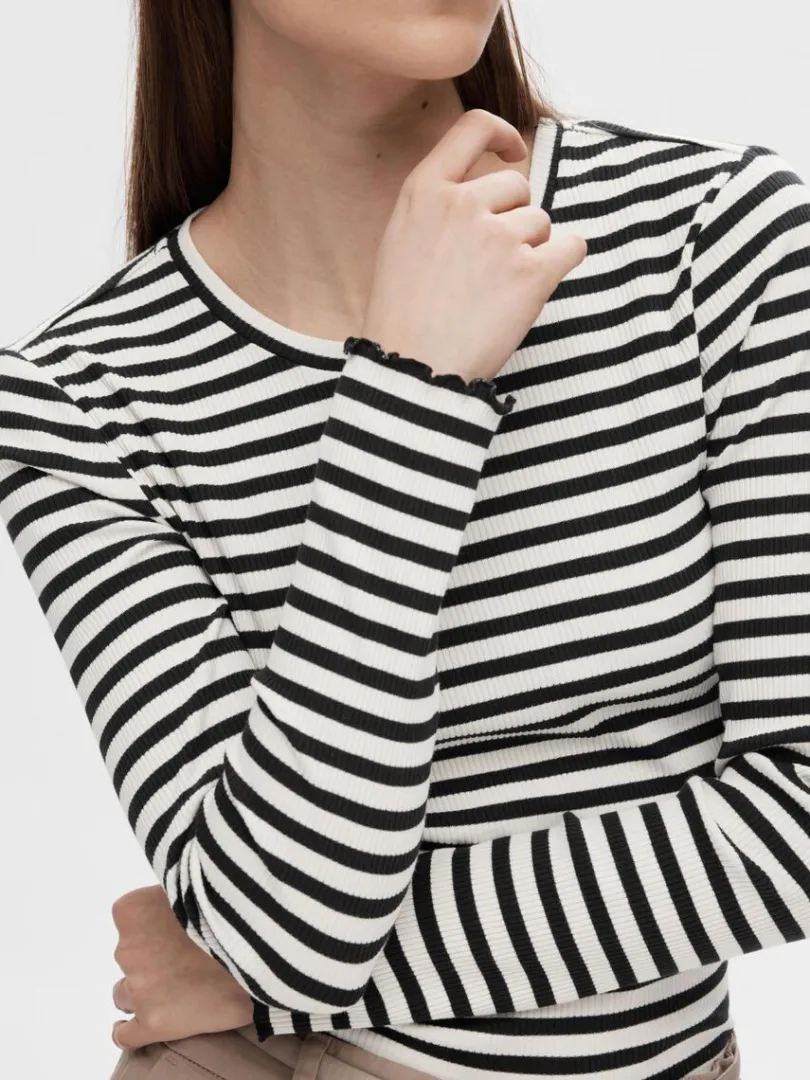 stribet_langrmet_tshirt_3-4.webp T-shirts>SELECTED STRIBET LANGÆRMET T-SHIRT Black