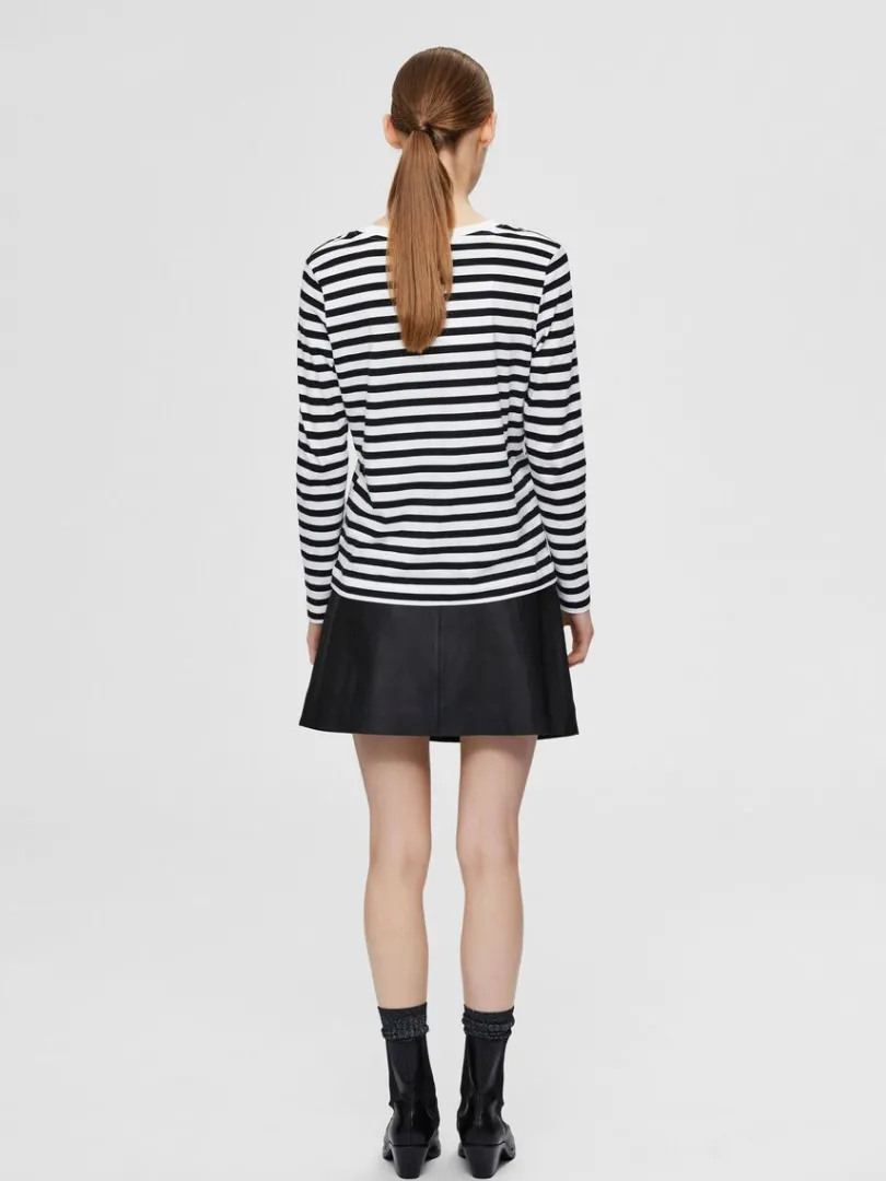 stribet_langrmet_tshirt_3-5.webp T-shirts>SELECTED STRIBET LANGÆRMET T-SHIRT Black