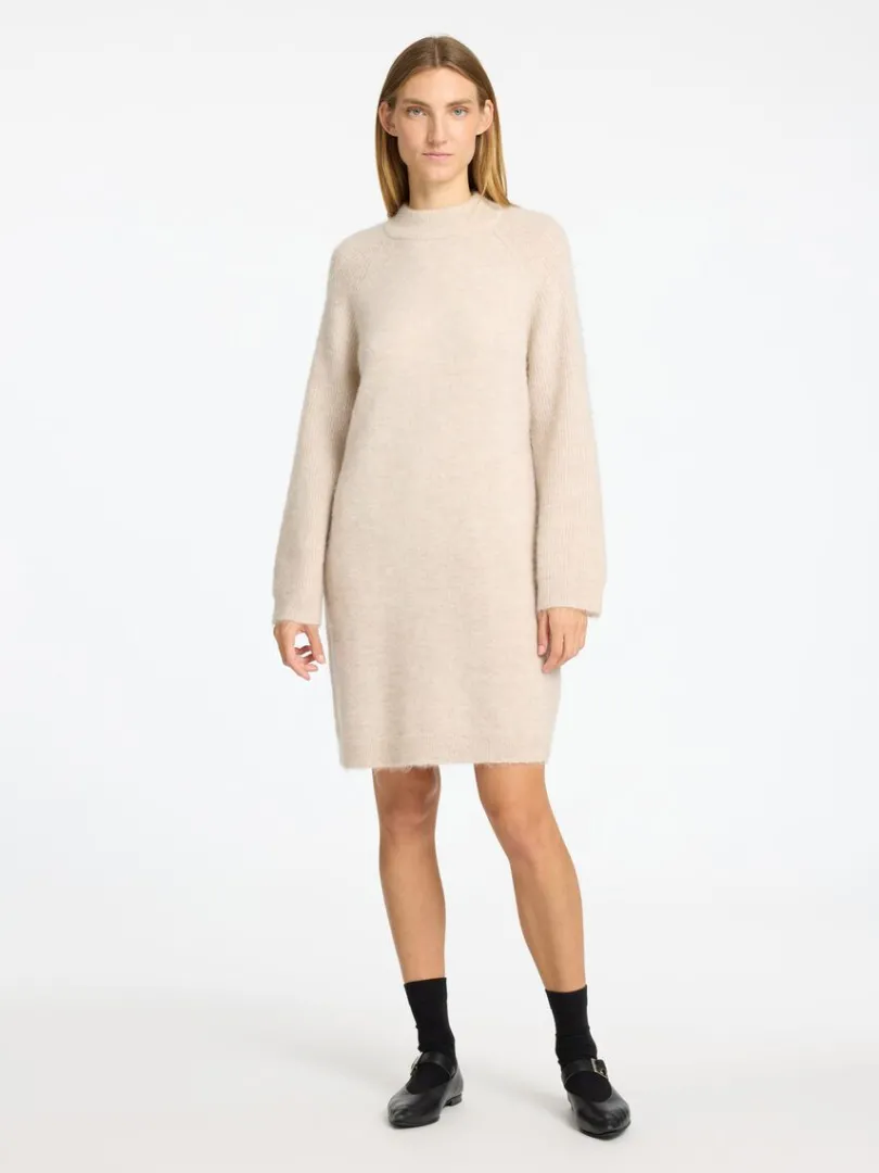 strikket_kort_kjole_1-2.webp Kjoler | Strik>SELECTED STRIKKET KORT KJOLE Beige