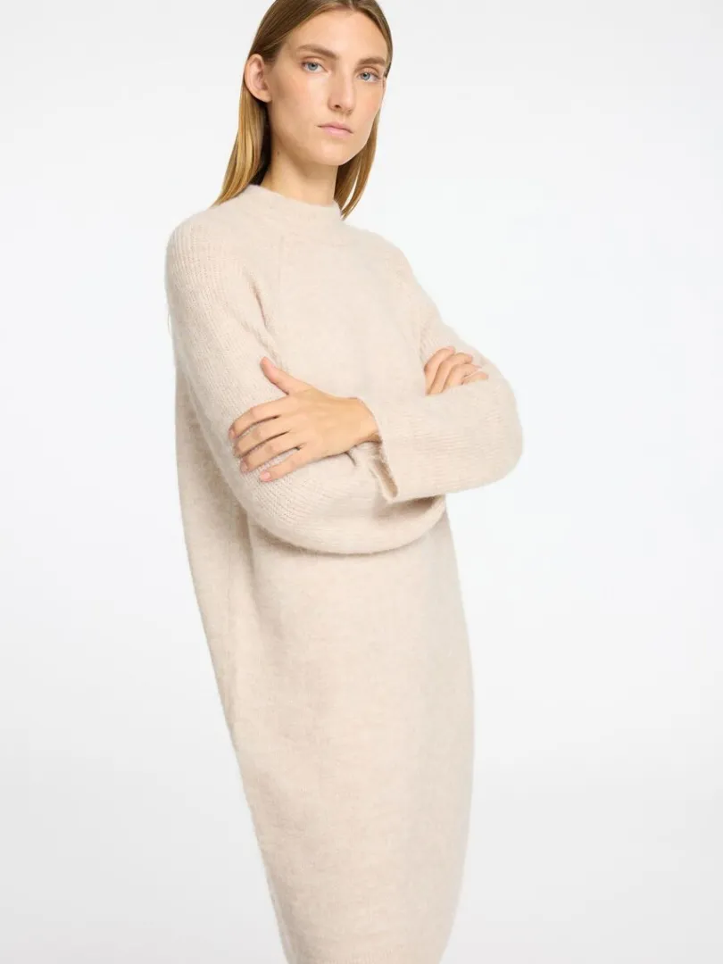 strikket_kort_kjole_2-2.webp Kjoler | Strik>SELECTED STRIKKET KORT KJOLE Beige