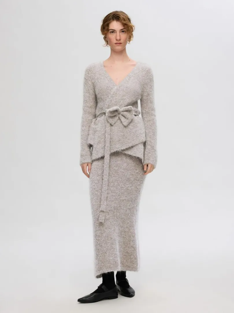 strikket_sl_omcardigan_1.webp Strik>SELECTED STRIKKET SLÅ OM-CARDIGAN Grey