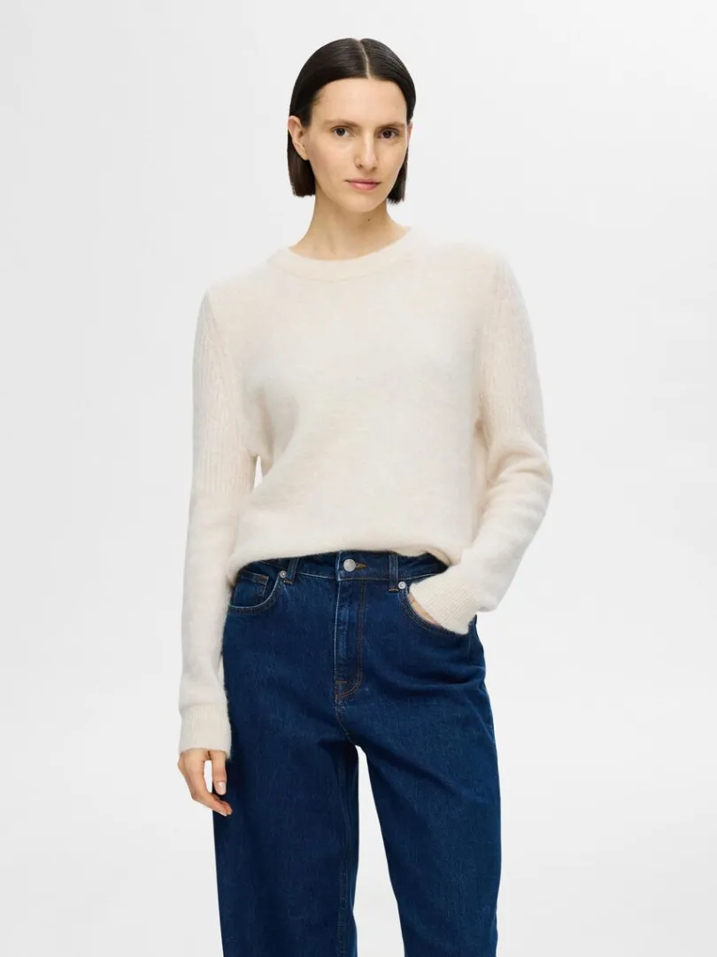 strikket_sweater_med_rund_0-1.webp Strik>SELECTED STRIKKET SWEATER MED RUND HALS Beige