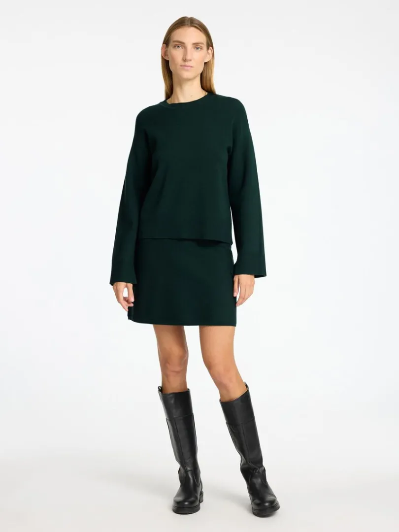 strikket_sweater_med_rund_1.webp Strik>SELECTED STRIKKET SWEATER MED RUND HALS Green