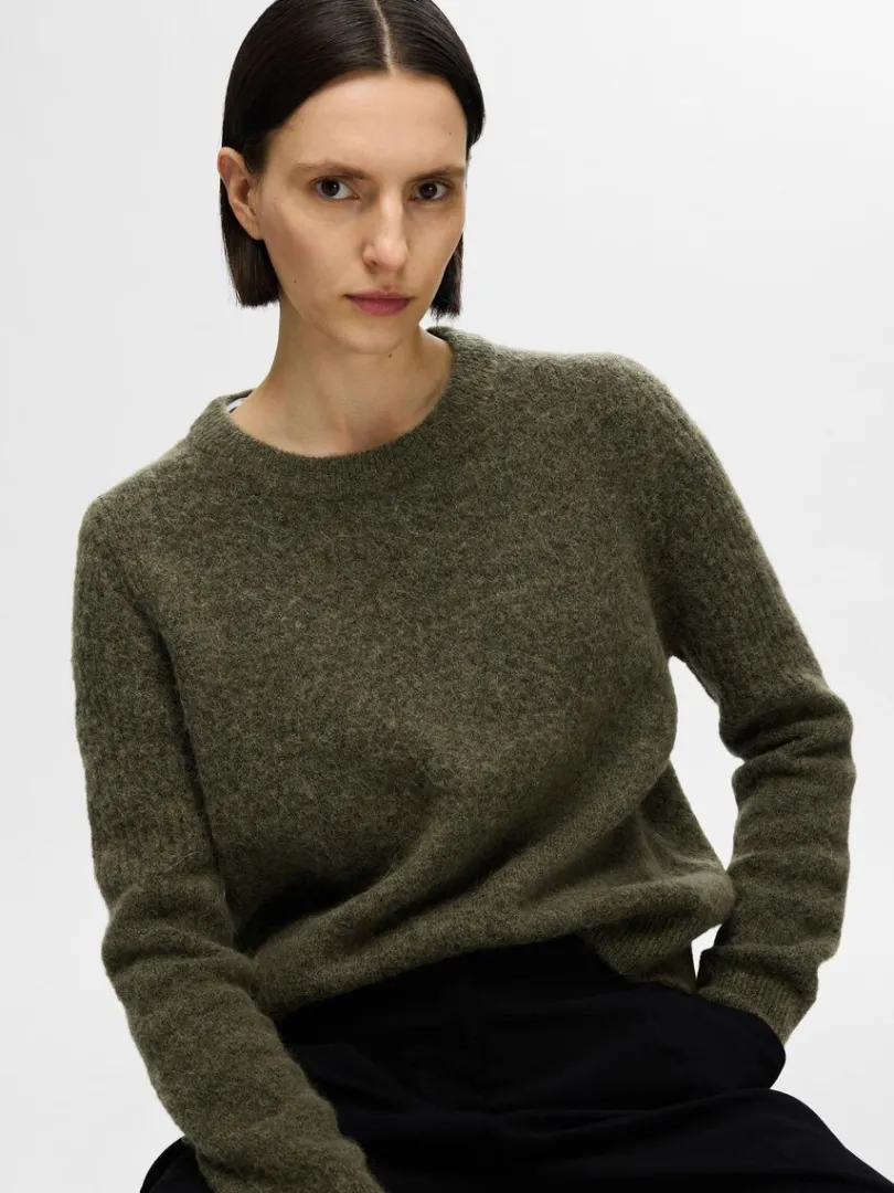 strikket_sweater_med_rund_2-3.webp Strik>SELECTED STRIKKET SWEATER MED RUND HALS Green