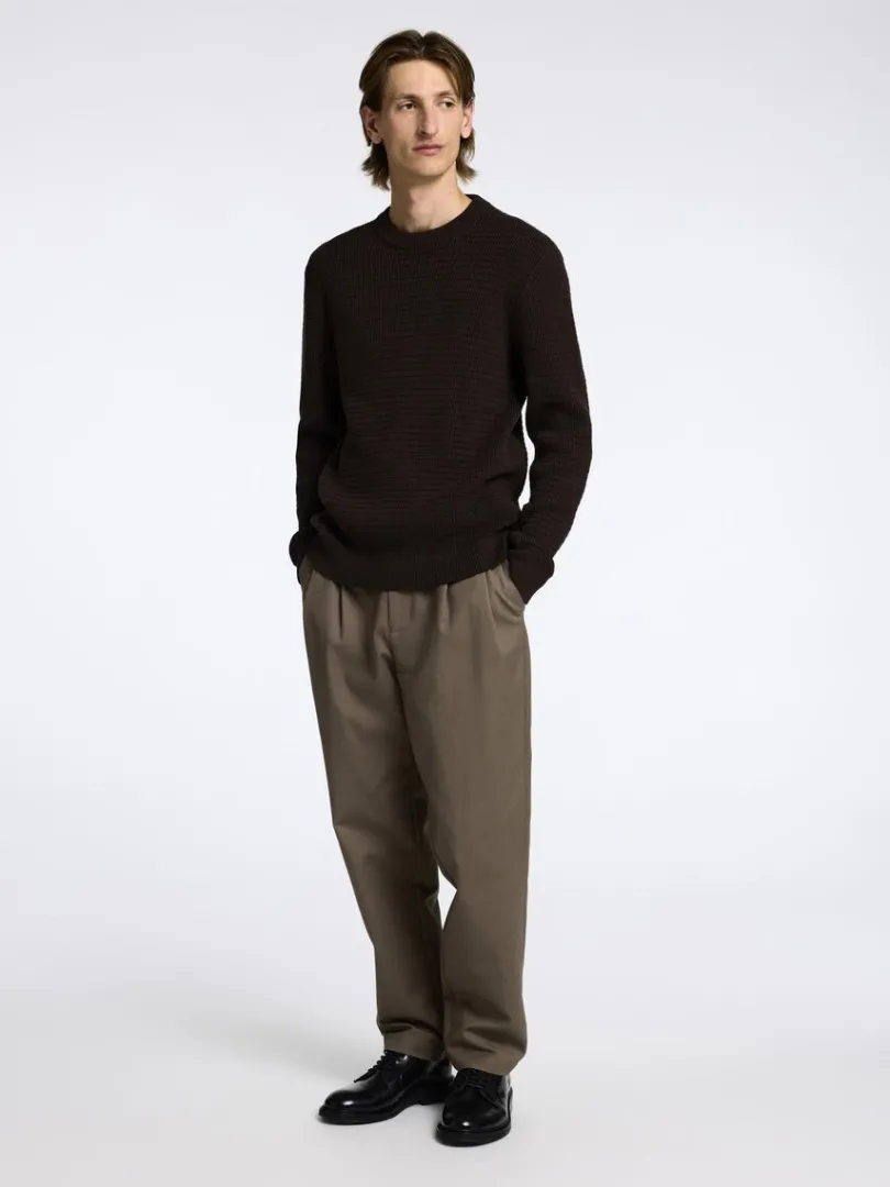 struktureret_sweater_med__0.webp Strik>SELECTED STRUKTURERET SWEATER MED RUND HALS Brown