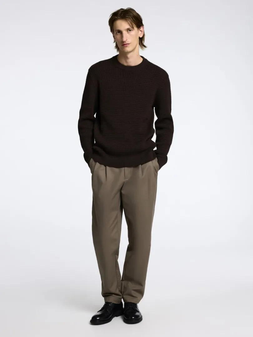 struktureret_sweater_med__1.webp Strik>SELECTED STRUKTURERET SWEATER MED RUND HALS Brown