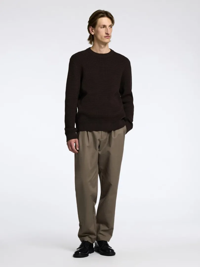 struktureret_sweater_med__2.webp Strik>SELECTED STRUKTURERET SWEATER MED RUND HALS Brown