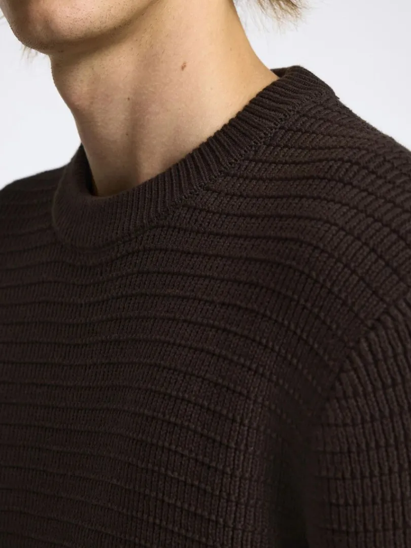 struktureret_sweater_med__3.webp Strik>SELECTED STRUKTURERET SWEATER MED RUND HALS Brown