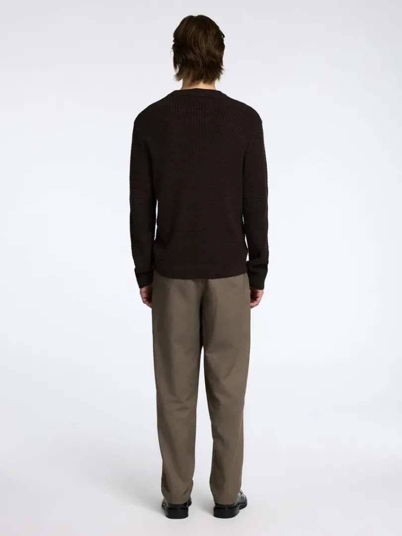 struktureret_sweater_med__5.webp Strik>SELECTED STRUKTURERET SWEATER MED RUND HALS Brown