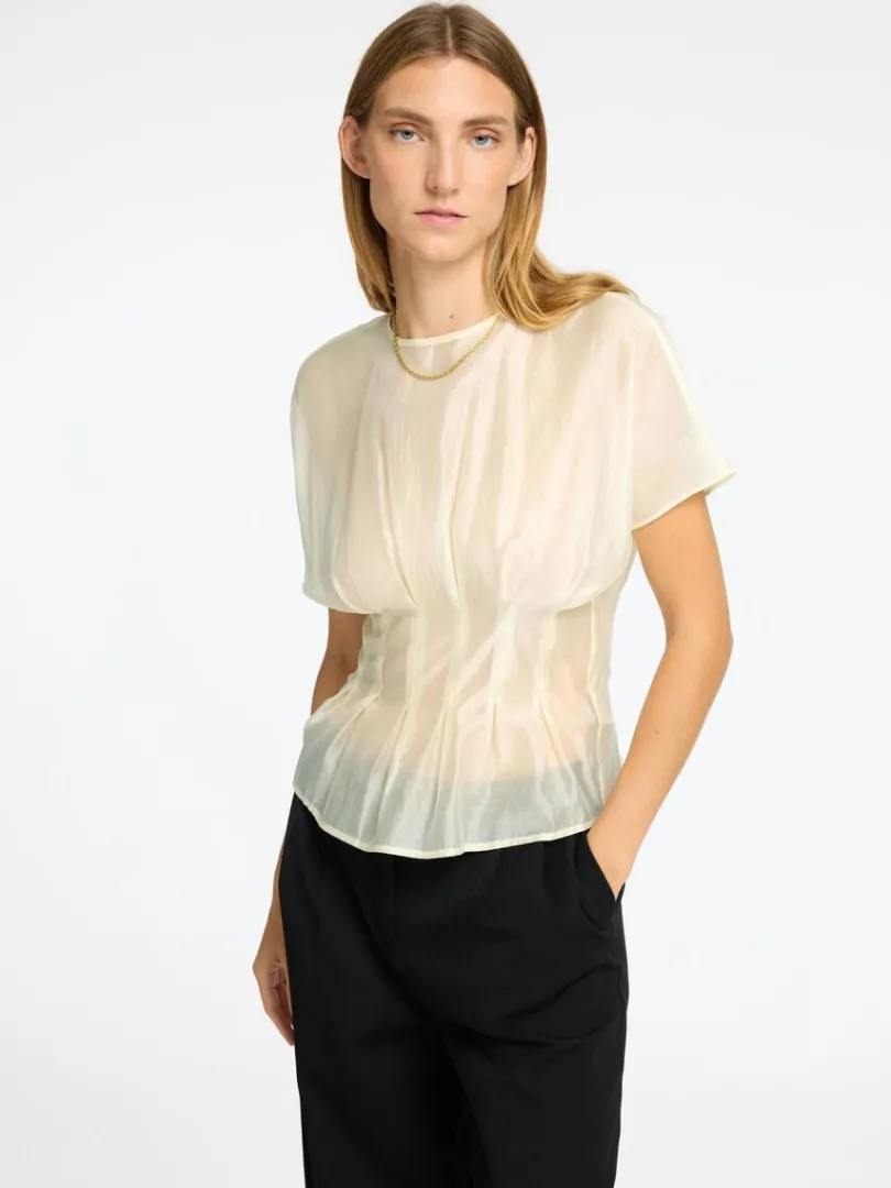 struktureret_top_med_kort_2-1.webp Toppe Og Bluser>SELECTED STRUKTURERET TOP MED KORTE ÆRMER Beige