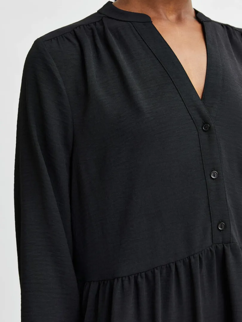 tiered_kort_kjole_3.webp Kjoler>SELECTED TIERED KORT KJOLE Black
