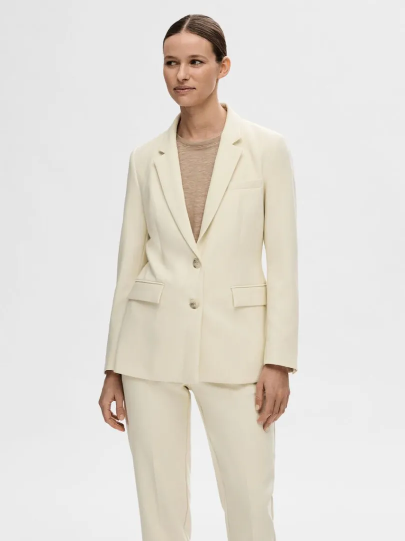 ttsiddende_enkelt_breaste_0.webp Jakkesæt & Blazers>SELECTED TÆTSIDDENDE ENKELT BREASTED PEAK REVERS BLAZER Beige