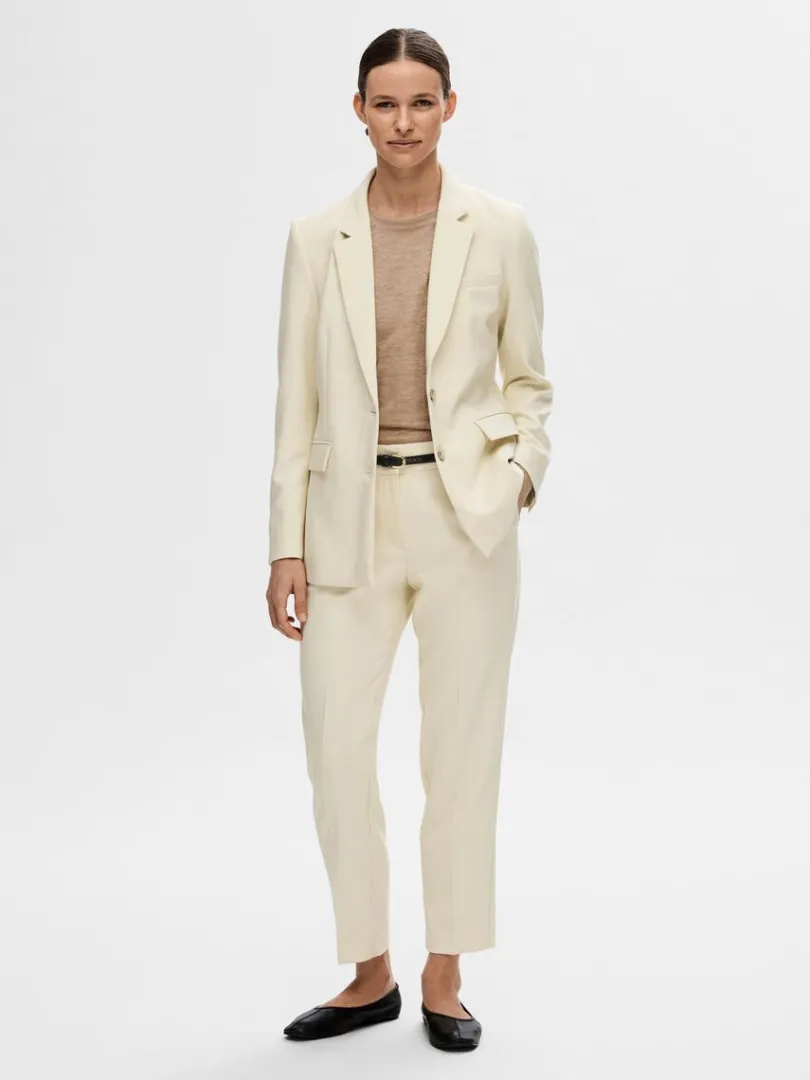 ttsiddende_enkelt_breaste_1.webp Jakkesæt & Blazers>SELECTED TÆTSIDDENDE ENKELT BREASTED PEAK REVERS BLAZER Beige