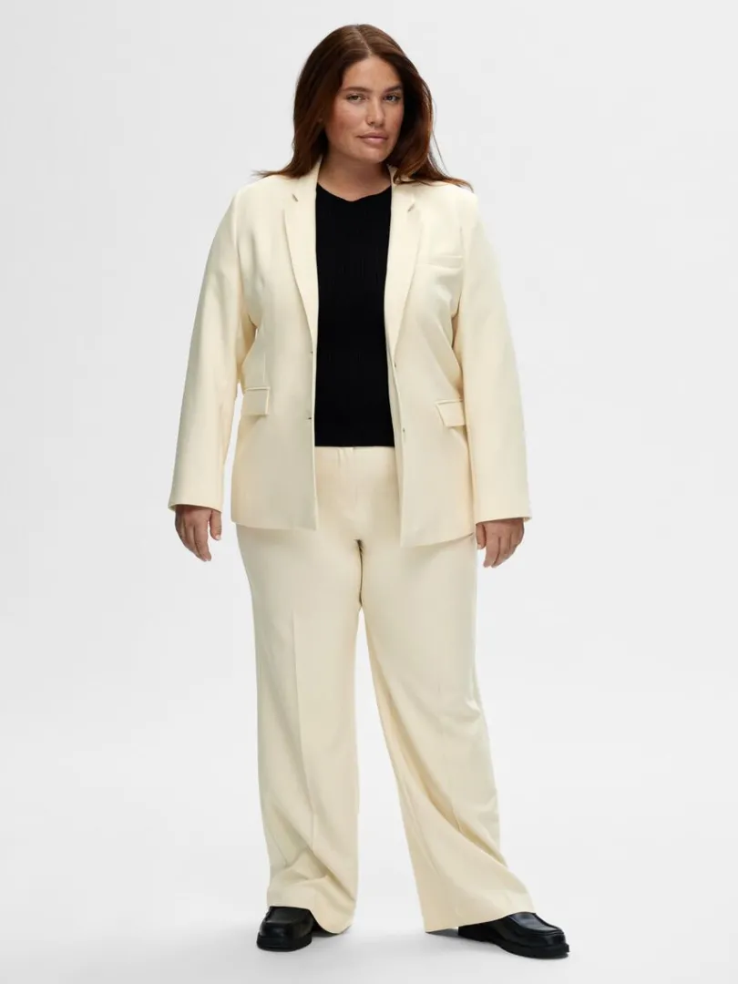 ttsiddende_enkelt_breaste_4.webp Jakkesæt & Blazers>SELECTED TÆTSIDDENDE ENKELT BREASTED PEAK REVERS BLAZER Beige