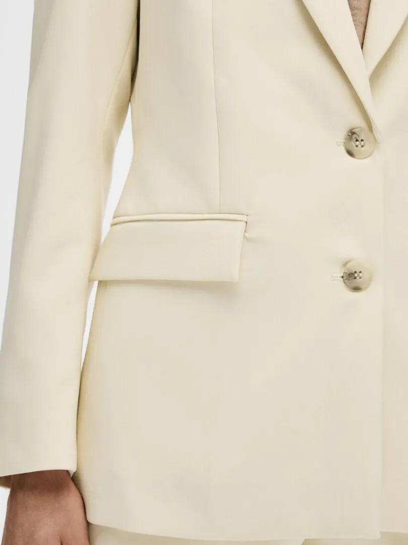 ttsiddende_enkelt_breaste_5.webp Jakkesæt & Blazers>SELECTED TÆTSIDDENDE ENKELT BREASTED PEAK REVERS BLAZER Beige